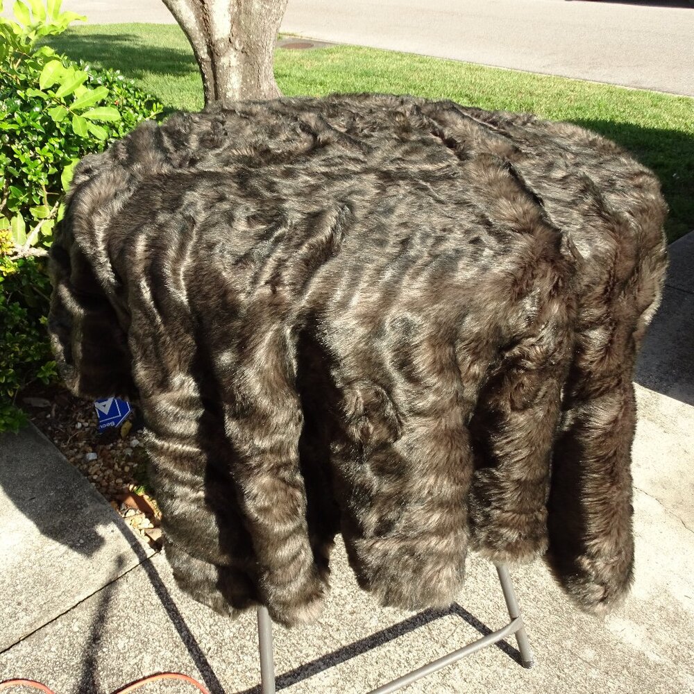 Casa by Victor Alfaro Luxury Faux Fur Throw 50" x 60" NWT $140.